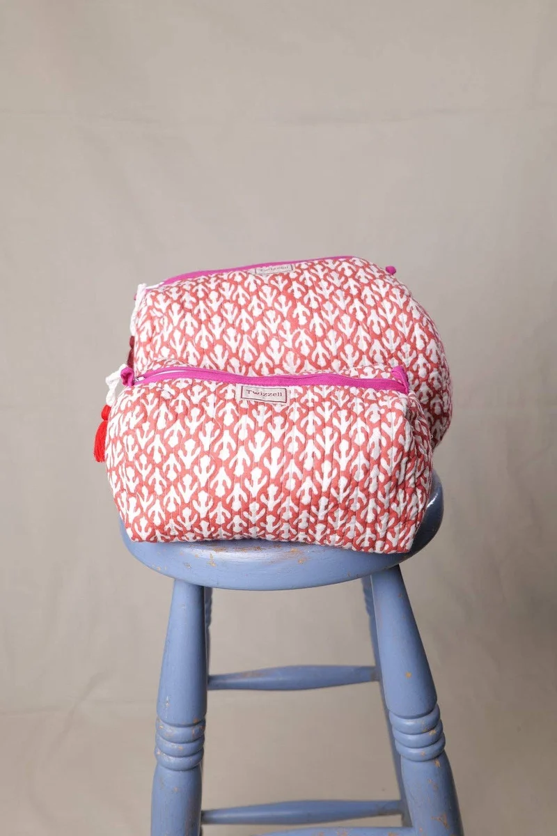 Twizzell Quilted Wash Bag ~ Red