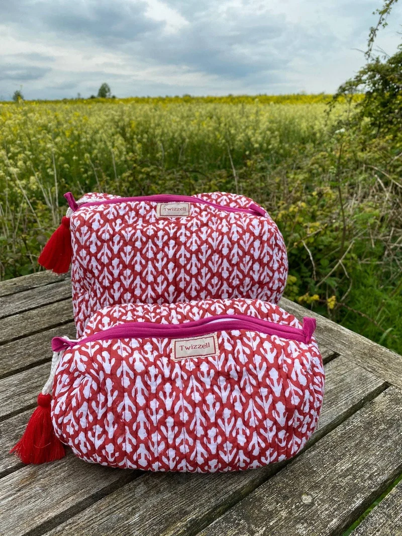 Twizzell Quilted Wash Bag ~ Red